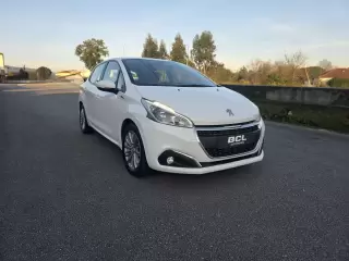 Peugeot 208 1.6 BlueHDI GT Line — fotografia 1