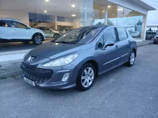 Peugeot 308 1.6 HDi Executive — fotografia 1
