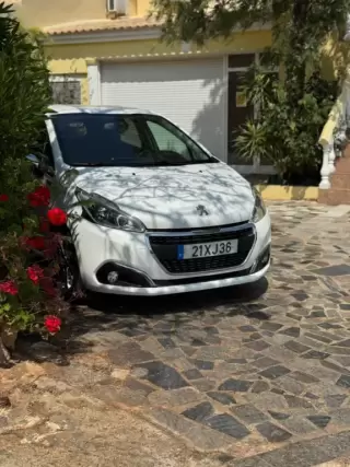 Peugeot 208 Hatchback 1.2THP — fotografia 1