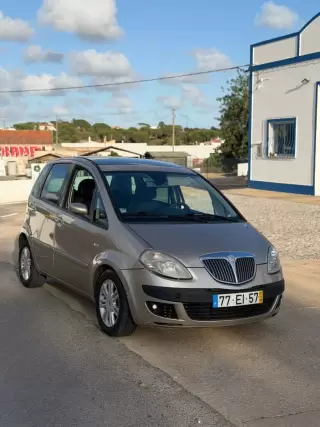 Lancia Musa 1.3 16V M-jet Platino — fotografia 1