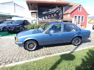 Opel Rekord 1900 4 DOOR SEDAN — fotografia 1