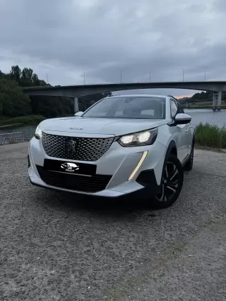 Peugeot e-2008 50 kWh Allure Pack — fotografia 1