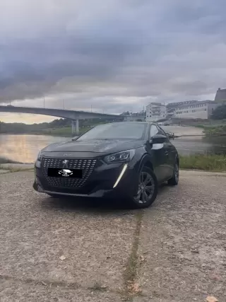 Peugeot e-208 50 kWh Allure Pack — fotografia 1