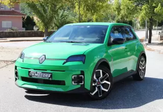 Renault 5 E-Tech 40 kWh Techno Autonomia Urbana — fotografia 1