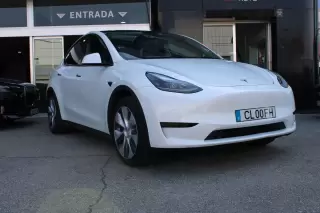 Tesla Model Y Standard — fotografia 1