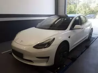 Tesla Model 3 Standard Range Plus RWD — fotografia 1