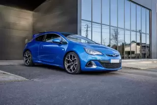 Opel Astra GTC OPC 2.0 T — fotografia 1
