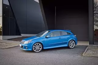 Opel Astra GTC OPC — fotografia 1