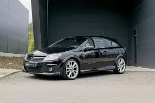 Opel Astra GTC OPC — fotografia 1