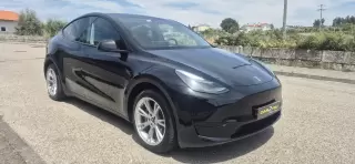 Tesla Model Y Standard — fotografia 1
