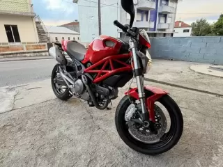 Ducati Monster 696 — fotografia 1