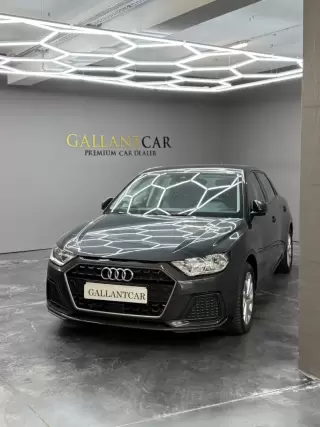 Audi A1 1.0 TFSI — fotografia 1