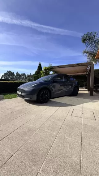 Tesla Model Y Long-Range RWD — fotografia 1