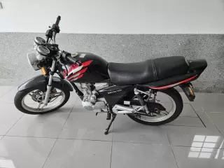 QJ Motor QJ 125 S — fotografia 1