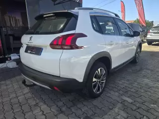 Peugeot 2008 1.2 PureTech Allure EAT6 — fotografia 1