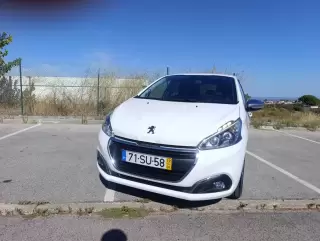 Peugeot 208 1.2 — fotografia 1