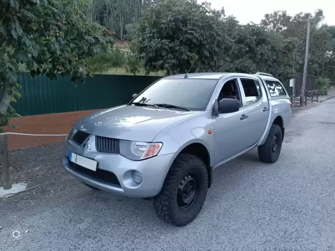 Mitsubishi L200 2.5 DI-D CD Invite 4WD