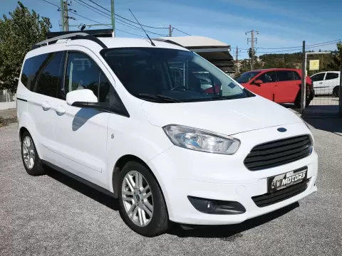 Ford Tourneo Courier 1.0 EcoBoost Titanium