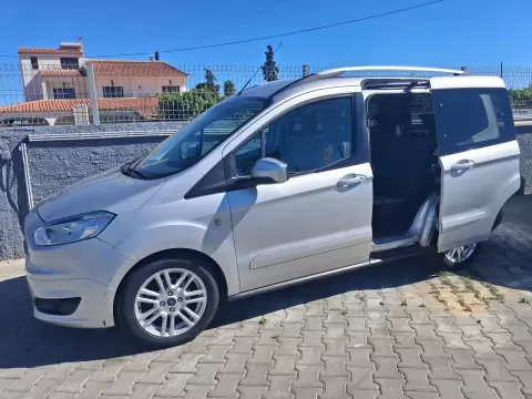 Ford Tourneo Courier 1.0 EcoBoost Titanium