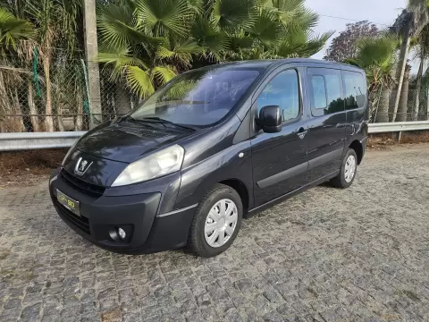 Peugeot e-Expert 9 lugares